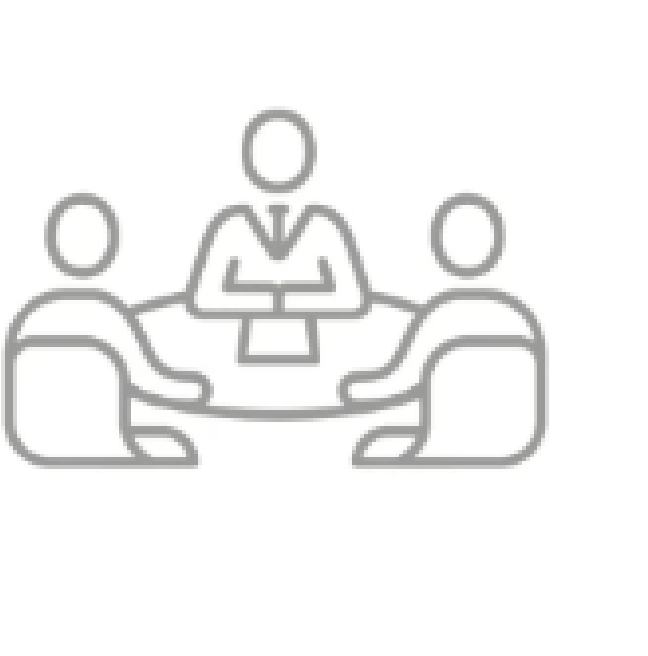 机の周りに座っている3人の人のイラスト